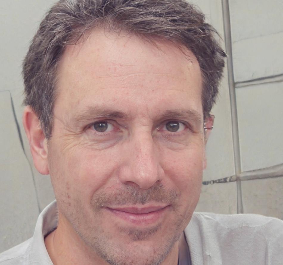 Lars Vestergaard arbejder med budgetdokumentation